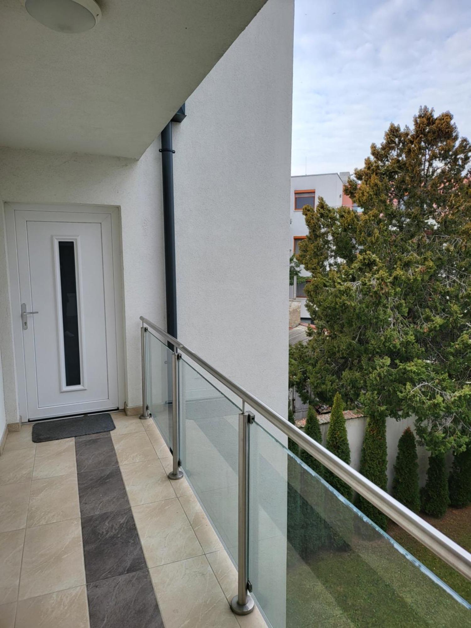 Triangol Apartman: Fuerdo, Belvaros, Egyetem Gyor Bagian luar foto